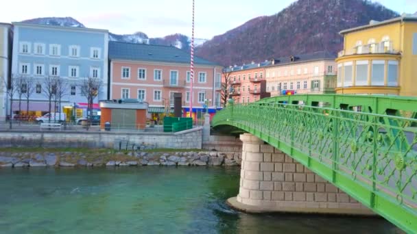 オーストリア バート イシュル 2019年2月25日 旧市街の中心部に位置するトラウン川に架かる歴史的な緑色のレースのようなエリザベスブルック橋が 2月25日にバート イシュルで — ストック動画
