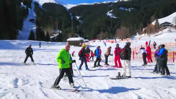 Цель Австрия Февраля 2019 Года Лыжники Борцы Финишируют Склоне Подножия — стоковое видео