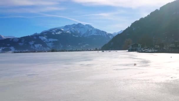 Sol Brilla Sobre Hielo Del Lago Congelado Zeller See Rodeado — Vídeo de stock