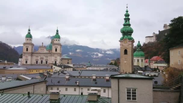 Esős Nap Régi Salzburgban Kilátással Középkori Katedrálisra Karcsú Harangláb Szent — Stock videók