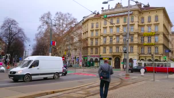오스트리아 비엔나 2019년 비엔나에서 카트와 빈티지 트램을 칸트너 대로를 클래식 — 비디오