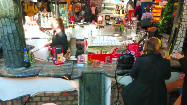 Wiedeń Austria Lutego 2019 Strefa Lounge Hundertwasser Village Interesującym Kamiennym — Wideo stockowe