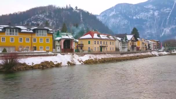 Die Kleine Flußuferkreuzkapelle Liegt Eingeklemmt Zwischen Den Alten Stadthäusern Von — Stockvideo