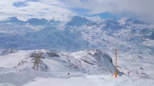Mistige Skyline Met Rotsachtige Toppen Besneeuwde Hellingen Van Het Dachstein — Stockvideo