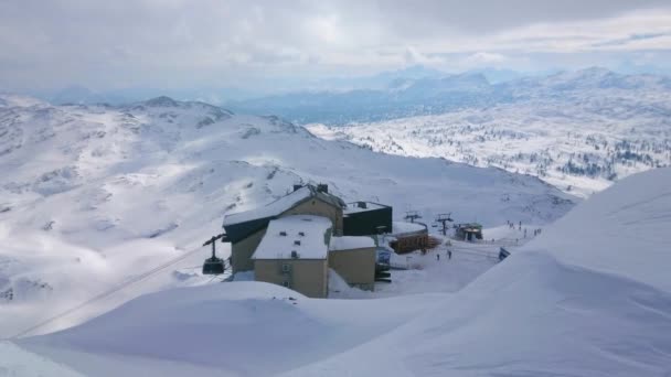 冬の季節に風光明媚な雪のアルプスを観察し 到着したトラムを持つダッハシュタイン クリッペンシュタインケーブルカーのトップ駅は 白い斜面 オベルトラウン ザルツカマーグート オーストリアの中に見られます — ストック動画
