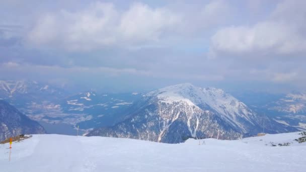 奥地利山谷内萨尔兹卡默古特的全景与达赫斯坦和弯曲的哈尔施塔特湖的雪高山山峰 — 图库视频影像