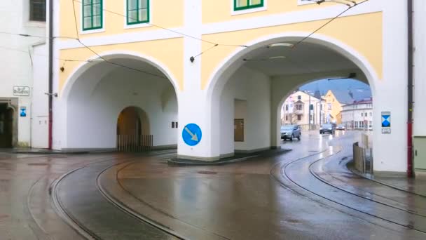 Gmunden Österrike Februari 2019 Den Urbana Scenen Med Trafik Genom — Stockvideo