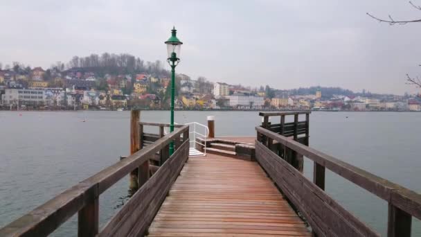 Die Alte Hölzerne Seebrücke Mit Laterne Inmitten Des Nebligen Traunsees — Stockvideo