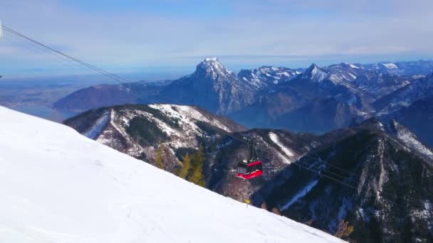 Ebensee Österrike Februari 2019 Den Moderna Klarröda Spårvagn Luft Hissen — Stockvideo