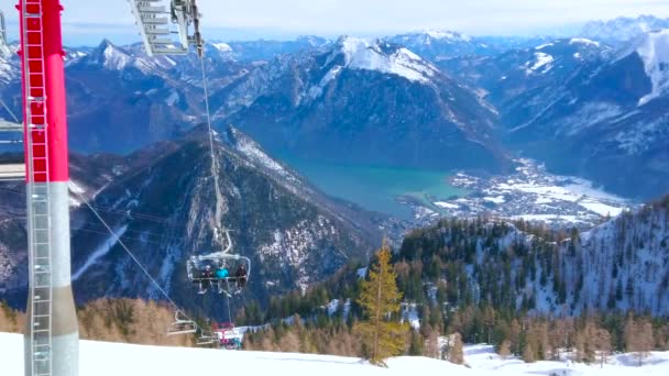 奥地利埃本西 2019年2月24日 2月24日 在埃本西 在岩石雪中达赫施泰因阿尔卑斯山 将运动员抬到费尔科格尔山顶 欣赏特拉翁湖山谷美景 — 图库视频影像