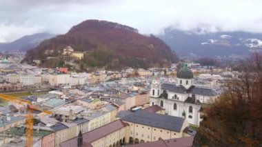 Monchsberg Hill, şehir manzarasını klasik yapılar, dar sokaklar, Kollejyon Üniversitesi Kilisesi (Kollegienkirche), Kapuzinerberg Tepesi ve Salzach Nehri, Salzburg, Austr