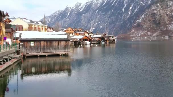 Hallstatter ハルシュタットの古い住宅 湖畔の遊歩道 ボートや背景 ザルツカンマーグート オーストリアの高山の範囲のための木造ガレージ ポート を参照してください — ストック動画