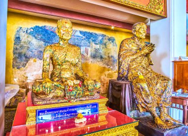 Wat Pho tem Sala Rai türbesinde keşişlerin yaldızlı heykeller