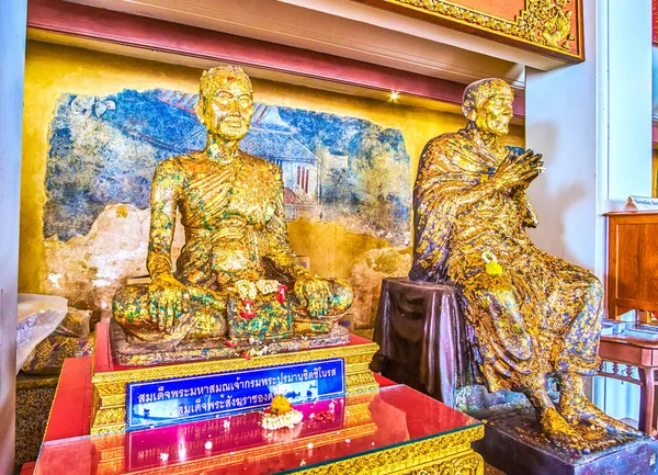 佛寺萨拉莱神社僧侣的镀金雕塑 — 图库照片