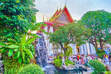 Wat Pho tapınağında küçük şelale, Bangkok, Tayland