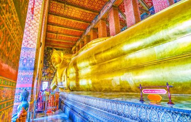 Wat Pho tapınağında büyük altın Yatan Buda, Bangkok, Th
