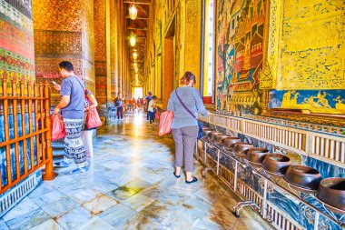 Yatan Buda Şapeli'ndeki turistler, Wat Pho, Bangkok