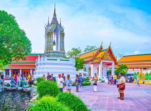 El pequeño campanario en el patio de Wat Pho, Bangkok, Tailandia —  Fotos de Stock