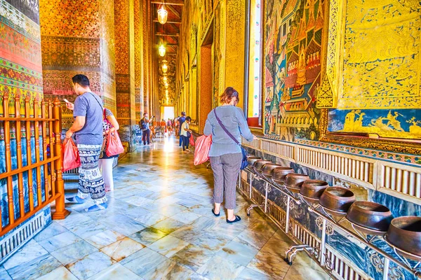 游客在教堂的斜佛，佛寺，曼谷 — 图库照片