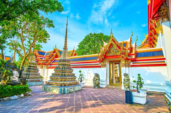 Las puertas del claustro Phra Rabiang del complejo Wat Pho en Bangkok — Foto de Stock