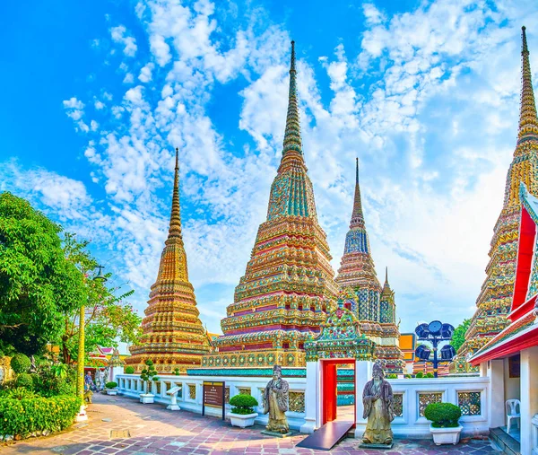 Las puertas del santuario Phra Maha Chedi en el complejo Wat Pho, Bangkok , — Foto de Stock