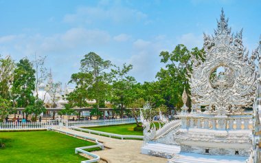Beyaz Tapınak süslü merdiven, Chiang Rai, Tayland