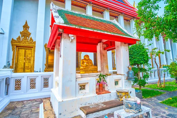 La petite chapelle avec Bouddha doré, complexe Wat Pho à Bangkok , — Photo