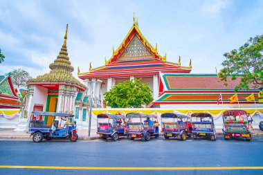 Wat Pho tapınağında tuk-tuks, Bangkok, Tayland