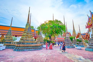 Turistler Bangkok Wat Pho tapınağında yürümek, Tayland