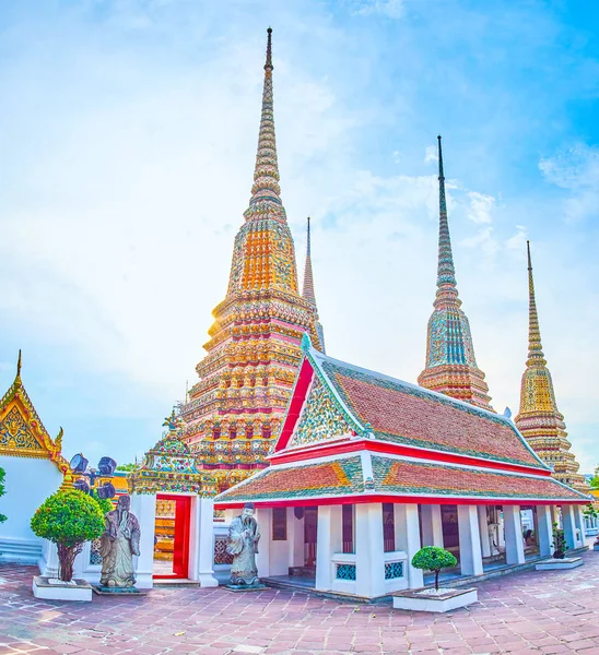 Le bellissime stupa nel tempio di Wat Pho a Bangkok, Thailandia — Foto Stock