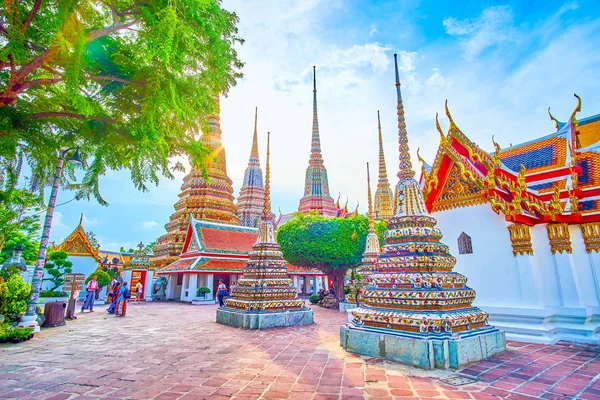 Przyjemności spacery w świątyni Wat Pho w Bangkoku, Tajlandia — Zdjęcie stockowe