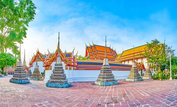 Panorama de Phra Ubosot parede circundante com chedis coloridos, W — Fotografia de Stock