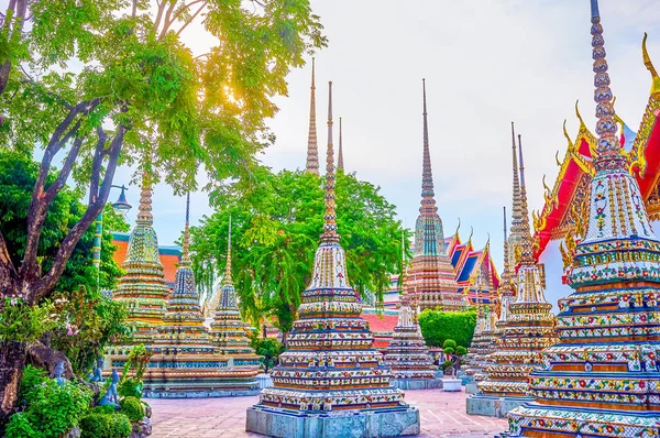 Wieże świątyni Wat Pho, Bangkok, Tajlandia — Zdjęcie stockowe