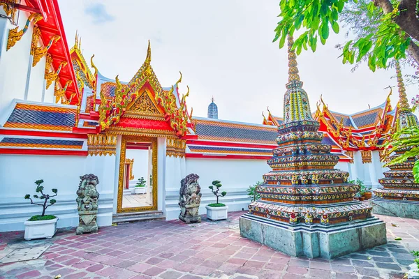 A pequena entrada para o claustro de Prha Rabiang em Wat Pho templ — Fotografia de Stock