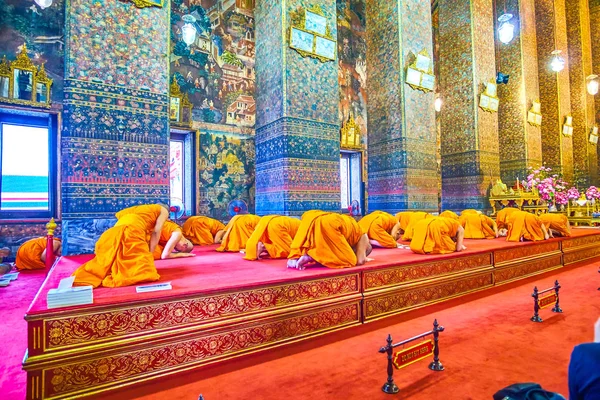 Ο μοναχός που γονατίζει στο ναό Γουάτ φο, Μπανγκόκ, Ταϊλάνδη — Φωτογραφία Αρχείου