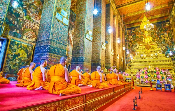 Das beten in ubosot von wat pho complex, bangkok, thailand — Stockfoto