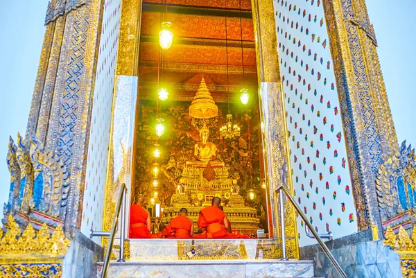 La vista a través de las puertas en Phra Ubosot templo, Wat pho compl — Foto de Stock