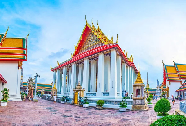 A fachada do santuário de Phra Ubosot no complexo de Wat Pho em Bangkok , — Fotografia de Stock