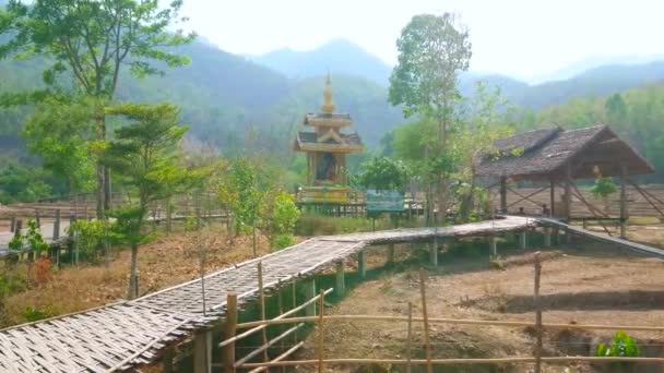 2019年5月5日 湾曲したブーン ソ竹橋を歩くと その周りには 5月5日に 周囲の湿ったパビリオン 仏教の神社 乾燥した農地があります — ストック動画