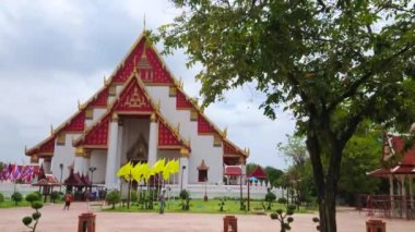 Ayutthaya, Tayland-Mayıs 5, 2019: restore Wihan Phra Mongkhon Bophit doğal cephe-Tapınak, bronz Buddha dev heykeli evler, 5 Mayıs Ayutthaya içinde