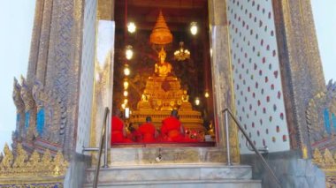 Bangkok, Tayland-Nisan 22, 2019:, Wat Pho kompleksi Phra Ubosot tapınak Ordinasyon salonu 'nda dua rahipler üzerinde açık kapılar üzerinden görünüm 22 Nisan Bangkok