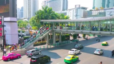 Bangkok, Tayland-Nisan 24, 2019: iş merkezleri, gökdelenler, alışveriş merkezleri ve Skywalk ile meşgul Ratchadamri yolu, 24 Nisan Bangkok