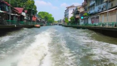 Bangkok, Tayland-Nisan 24, 2019: dar Klong Saensaeb kanal üzerinden hızlı gezi keyfini, Shabby Living Quarters ile kaplı, gecekondu ve dar sokaklar, Nisan 'da 24 Bangkok