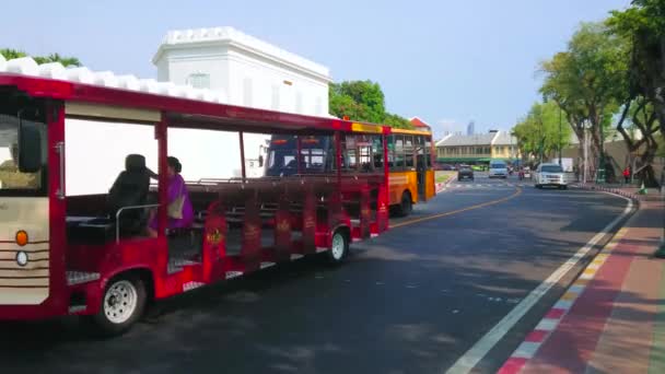 2019年4月22日 出租车 嘟嘟车和旅游列车沿着大皇宫的白色堡垒墙 4月22日在曼谷 — 图库视频影像