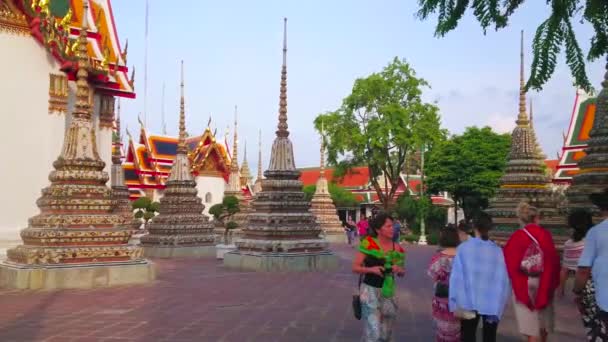 Bangkok Thailand April 2019 Toeristen Lopen Wat Pho Tempelcomplex Kijken — Stockvideo