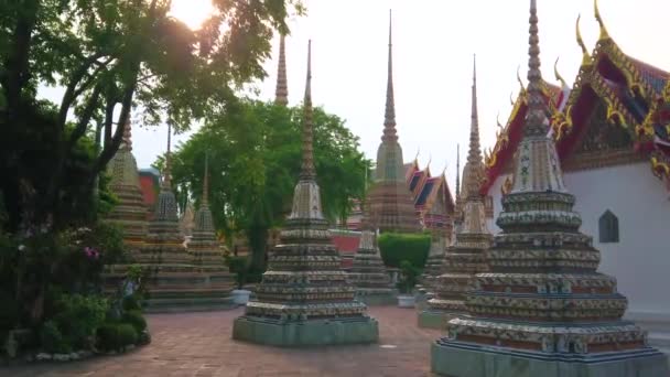 Bangkok Thailand April 2019 Den Trevliga Kvällspromenad Bland Utsmyckade Chedies — Stockvideo