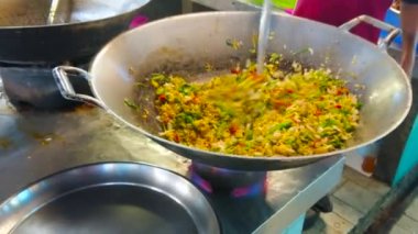 Dev Wok deniz ürünleri ile sebze omlet karıştırma süreci, tanin Pazar Stall ocakta Isıtma, Chiang Mai, Tayland