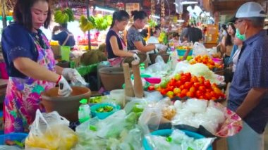 Chiang Mai, Tayland-Mayıs 4, 2019: tanin pazarında oyuk Cook, meyve ve sebze salata harç ve pestle ile baharat hazırlar, 4 Mayıs Chiang Mai