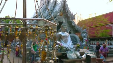 Chiang Mai, Tayland-Mayıs 4, 2019: metal dua yaprakları (Bo, Bodhi ağacı) Buddha görüntü ve süslü gümüş Tapınağı (Wat Sri Suphan) önünde, 4 Mayıs Chiang Mai