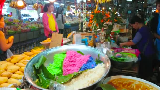 泰国清迈 2019年5月4日 农贸市场摊位出售芒果粘米泰国甜点的配料 彩色大米 新鲜芒果和椰奶 5月4日在清迈 — 图库视频影像